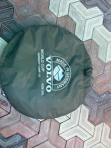 Çadırlar: XXL ölçülü turist çadırı. Üzərində “VOLVO”, “Made in Germany”, “World — 3