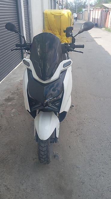 mr moto: Скутер DongFang (белый) с установленным боксом для доставки Описание — 3
