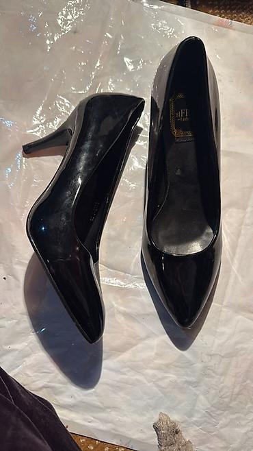 Босоножки, сандалии, шлепанцы: Женская обувь — два варианта. 1) Сандалии с декором - Размеры: 37 и — 35