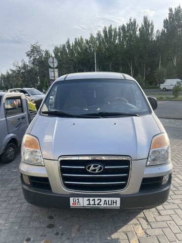 хиундай старекс: Серебристый минивэн Hyundai с черной решеткой радиатора и черным