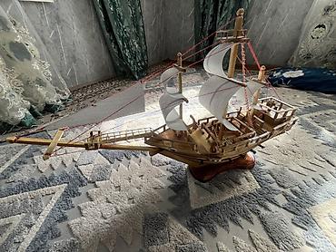 Модели кораблей: Деревянная декоративная модель парусного корабля на подставке. Чисто — 4