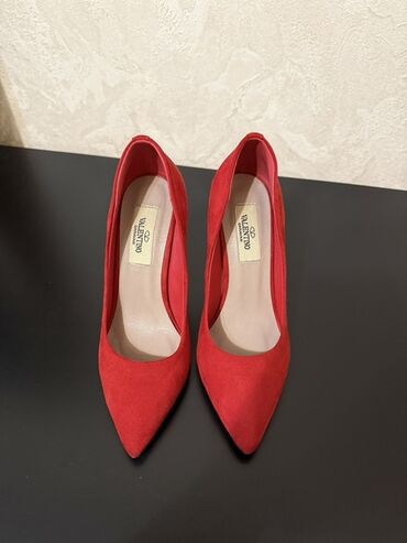 свадебные платья оптом: Туфли-лодочки Valentino Garavani Размер 35-36 Брала за 3800 Отдам за