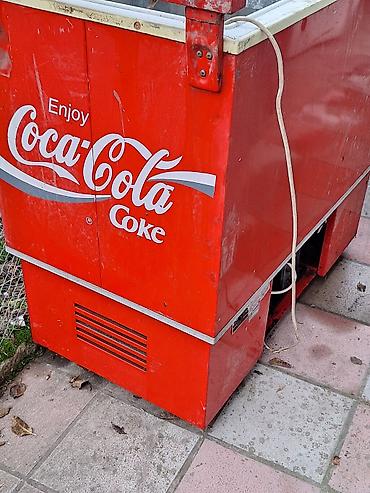 masa kafe: Coca‑Cola brendli kommersiya tipli içki soyuducusu (üstdən açılan — 2
