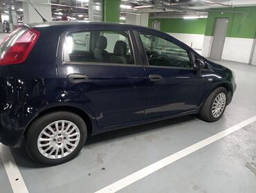 Fiat: Unutrašnjost automobila Fiat hečbek, sa tamnom unutrašnjošću i — 19