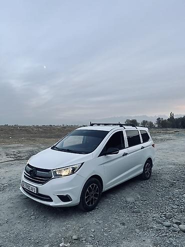 бид юань: Белый 7‑местный минивэн/универсал. Changan Auchan A600 EV Каропка — 1