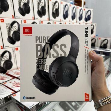 jbl qapi kalonkalari: Qara rəngdə, simsiz JBL Tune 500BT qulaqlıqları. Qulaqlıqlar Bluetooth