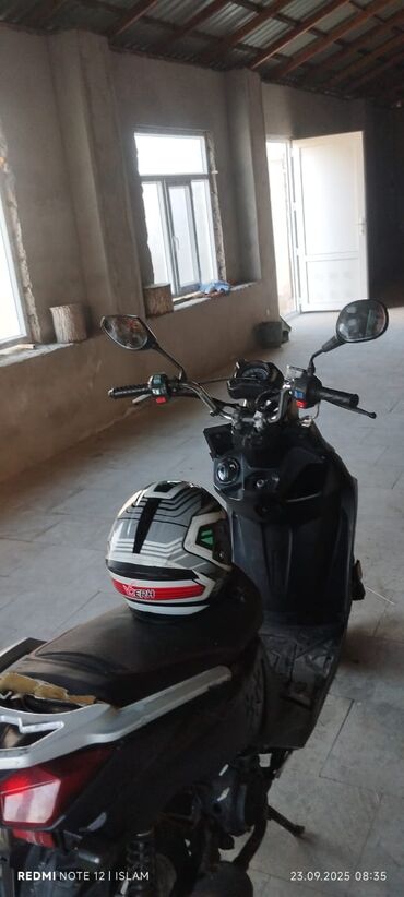 купить мопед в кредит: Şəhər içi sürüş üçün praktik skuter/moped.mopet150cc si matoru təzə