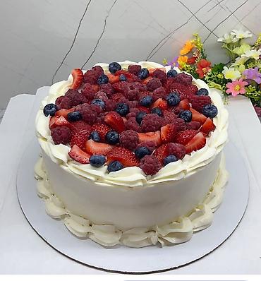 Кондитерские изделия, сладости: Двухъярусный праздничный торт, выполненный в нежных розовых тонах — 9