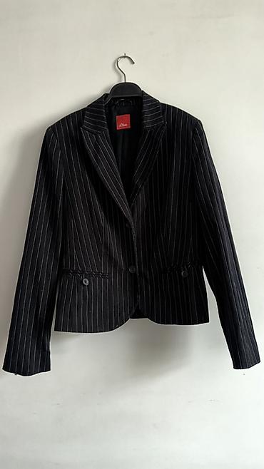 Tuflilər: Qadınlar üçün qara rəngli, nazik ağ zolaqlı klassik blazer. İki — 1