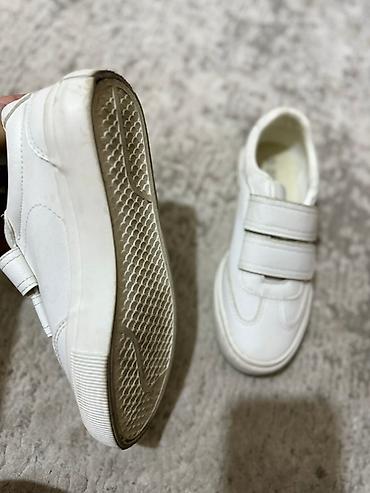 nike react: Кеды/кроссовки белого цвета на липучках
35 размера
Выход- один раз — 3