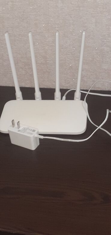 stolustu komputerlər: Bu dörd antenalı ağ ruter ev və ya ofis şəbəkələri üçün nəzərdə