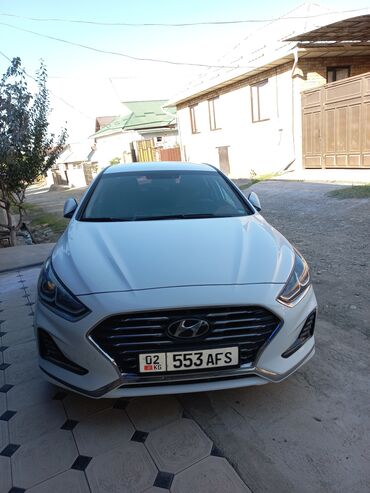 камри сороковка: Белый седан Hyundai Sonata с современным дизайном кузова. Автомобиль