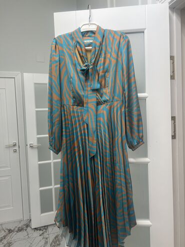 вечерние платья цвета марсала: Вечернее платье, Длинная модель, Атлас, С рукавами, M (EU 38)