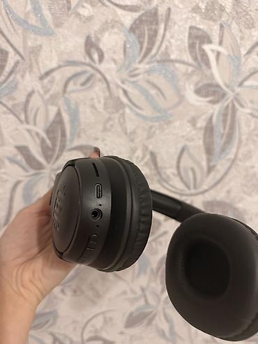 Qulaqcıqlar: JBL simsiz qulaqcıq – over‑ear dizayn, qara rəng. Xüsusiyyətlər: - — 2