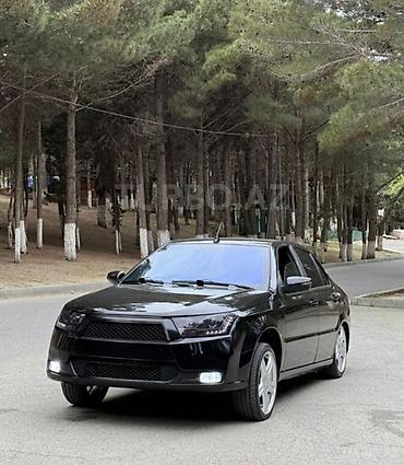 sedan avtomobil: Model: Sedan (qara rəng), 4 qapı Xüsusiyyətlər: - Aqressiv dizaynlı — 6