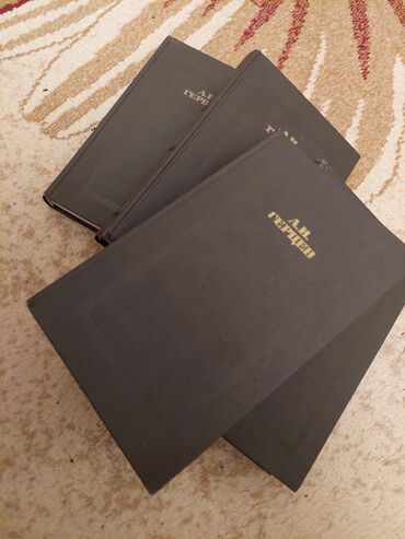 Rus dili: Rus dilində kitablar. cox yaxşl vəziyyətdədir.səliqəli qalıb.votsapda — 18