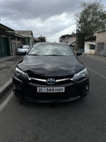 автокредит без первоначального взноса бишкек: Черный седан Toyota Camry с гибридным двигателем, оснащенный