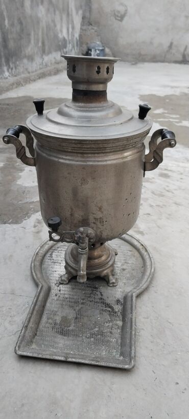 samovar qiymeti: Klassik kömür/odun samovarı – metal korpuslu, dekorativ ayaqlı baza və