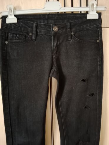 Farmerke: Mango jeans crne farmerke
 Veličina 34
kratko nošene
Cena 800 din — 5