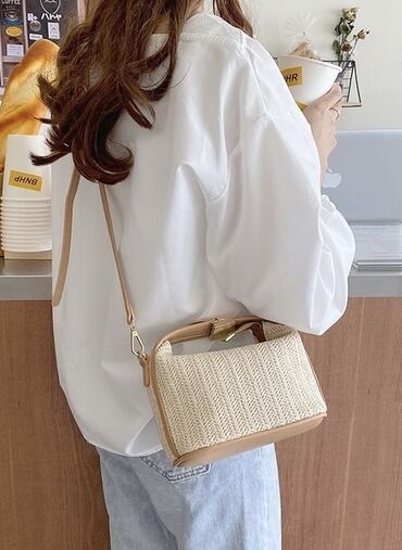 стильные белые сумки: Продаются сумочки летние. Плетенка. Очень стильные,компактные и