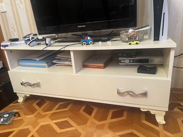 Düz TV altlığı, Polkalı, Laminat