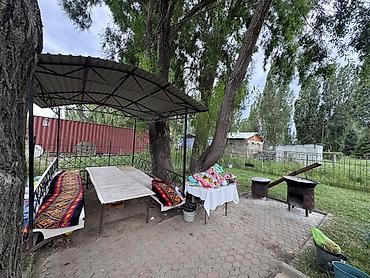гостинный дом: Гостевой дом с просторной крытой террасой и зеленым участком — 6