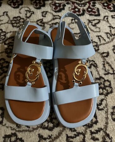 Другая женская обувь: Женская обувь (кеды) в хорошем состоянии, сандалии - новые. Все — 10