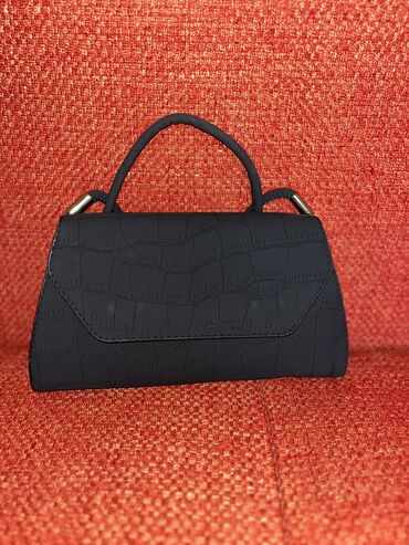 сумку черного цвета: Качественная сумка по приемлемой цене. Цвет черный в наличии есть. И