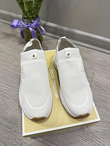 krossovka: Michael Kors qadın slip-on idman ayaqqabısı. Ağ rəngli, nəfəsalan tor — 1