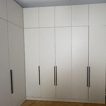угловой шкаф купе: Minimalist dizayna sahib divara quraşdırılan böyük qarderob sistemi — 2