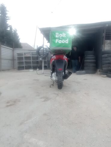 запчасти на сузуки альто: Bolt Food çatdırılma üçün tam təchizatlı skuter - Arxa hissədə iri