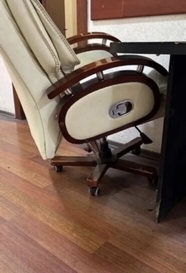 ofis ucun: Təkərli, Qolları tənzimlənmir, Süni dəri