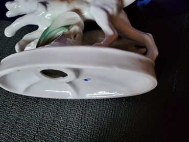 Staro posuđe i escajg: Figura nova pasa 7.god.Lippelsdorf Nemacka. Porcelanska figura — 12