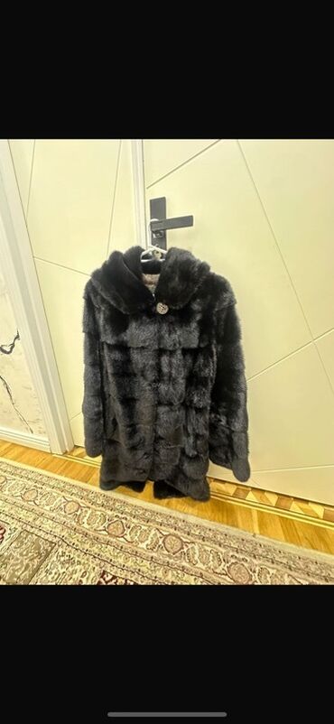 gün eynekleri: Qadın üçün qara rəngli kürk şuba.Alınıb 2200 manata .Norkadı .Qolu
