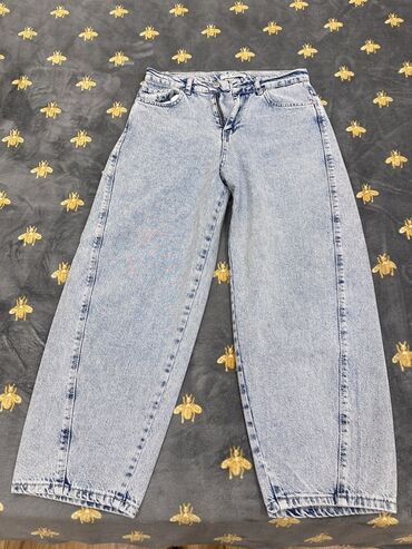 Dəstlər, kostyumlar: Qadın geyim dəsti – 4 parçadan ibarət 1) Açıq mavi, düz kəsimli jeans — 1