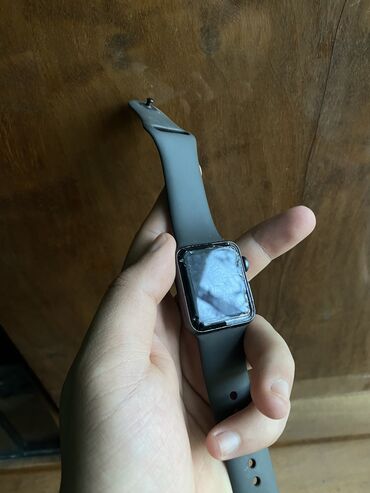 часы мужские apple watch: Продаю Apple Watch 3 series 38 mm Экран треснутый,нужно менятьа так
