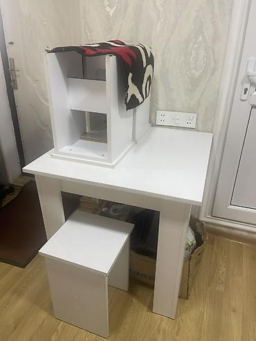 Ağ rəngli kompakt masa və taburet dəsti - Material: laminat/MDF lalafo.az -da Ağ rəngli kompakt masa və taburet dəsti - Material: laminat/MDF