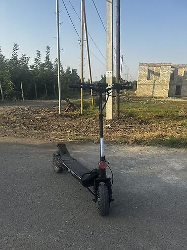 Güclü elektrik skuteri – off-road təkərlər və geniş ayaq platforması
