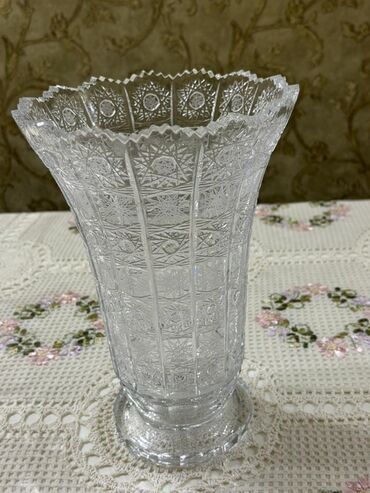 Quruducular: Bir vaza, Xrustal