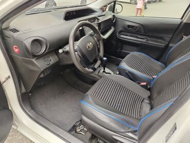 Toyota: Toyota Aqua hibrid hetçbek - Gövdə: 5 qapılı hetçbek, ağ rəng - Güc — 5