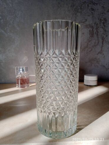 ваза латунь: Ваза для цветов без дефектов. Диаметр 8 см высота 20 см. В наличии