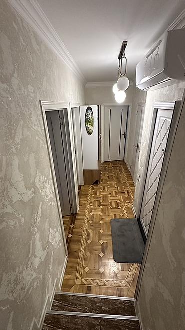 evler bine: 3 otaqlı mənzil – şəhər daxili yol kənarı, 5 mərtəbəli binada. 5-ci — 9