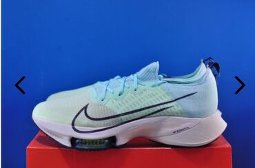 Кроссовки и спортивная обувь: Кроссовки Nike ZoomX. Обувь выполнена в светло-голубом цвете с черным