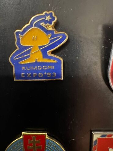 Значки, ордена и медали: Комплект значков: 1. Герб РУ; 2. Канада + Кыргызстан - Кумтор. 3. Флаг — 4