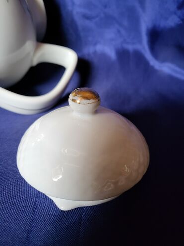 Čajnici: Bokal Zajecar porcelan 70te. Bokal je nov. na poklopcu nedostaje — 13