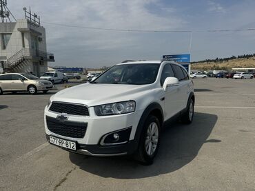 chevrolet aveo kredit satisi: Ağ rəngdə olan Chevrolet Captiva krossoveri. Bu avtomobil rahat və