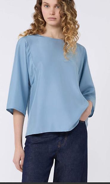 Bluze: Tri bluze, veličina M/L – set 700 dinara 1) Svetloplava bluza — 2