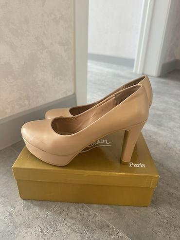 лабутены цена мужские: Туфли, 38, 38.5, 39, Christian Louboutin, Б/у, цвет - Бежевый, Самовывоз — 1
