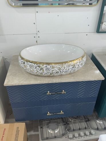 Çanaq üçün kranlar: Oval formalı, qızılı haşiyəli və ağ fonda qara naxışlı seramik lavabo