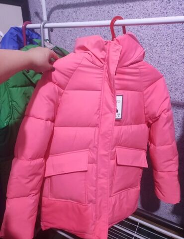 button куртка двухсторонняя: Яркая розовая пуховая/утеплённая куртка с капюшоном. Особенности: -